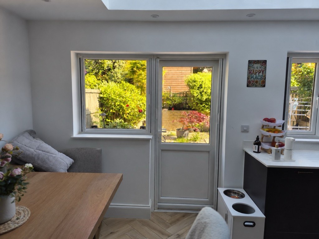 Stourbridge kitchen with BlindScreen retracted on the door and side window, garden visible through the glass